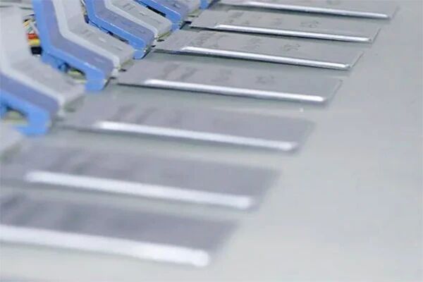 车企“新势力”发布全固态电池